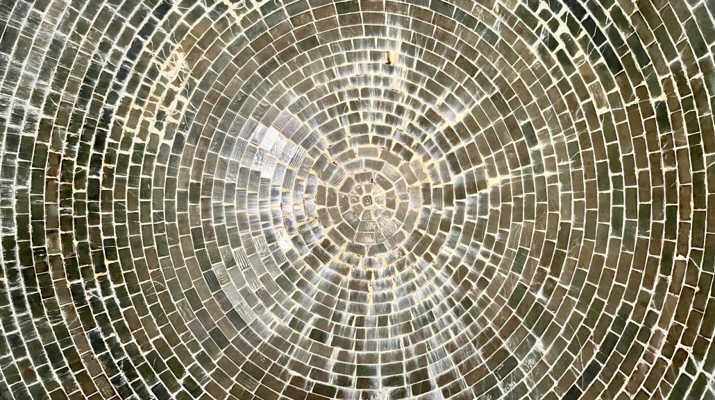 All'interno della vasca rivestita di vetro di Murano